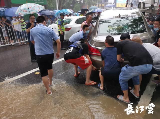 湖北恩施暴雨多地受灾情况(湖北恩施暴雨引发严重内涝)(6)