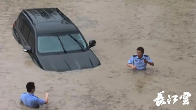 湖北恩施暴雨多地受灾情况(湖北恩施暴雨引发严重内涝)(3)