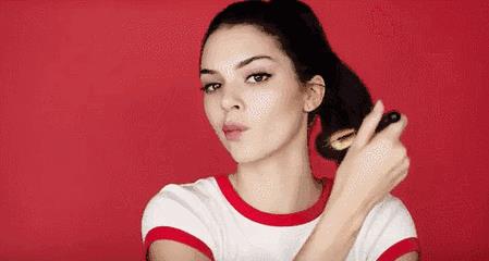 新手用粉底液好还是bb霜好（bb霜和粉底液哪个更好）