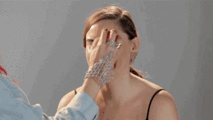 新手用粉底液好还是bb霜好（bb霜和粉底液哪个更好）