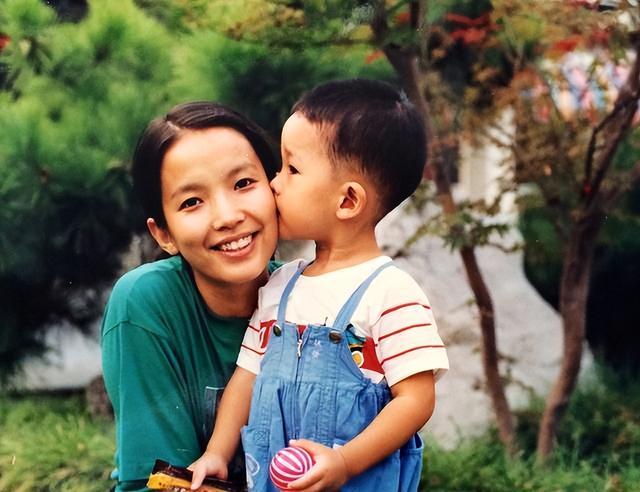 吕丽萍前后有三任丈夫（一婚被丈夫抛弃）(10)