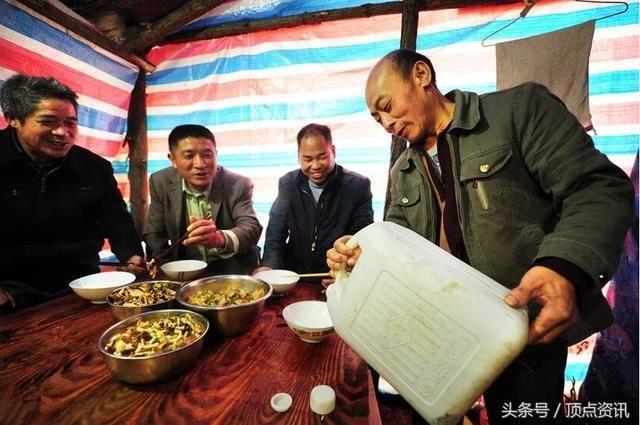 走在景区悬崖峭壁之间