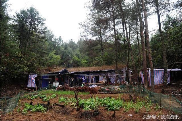 走在景区悬崖峭壁之间