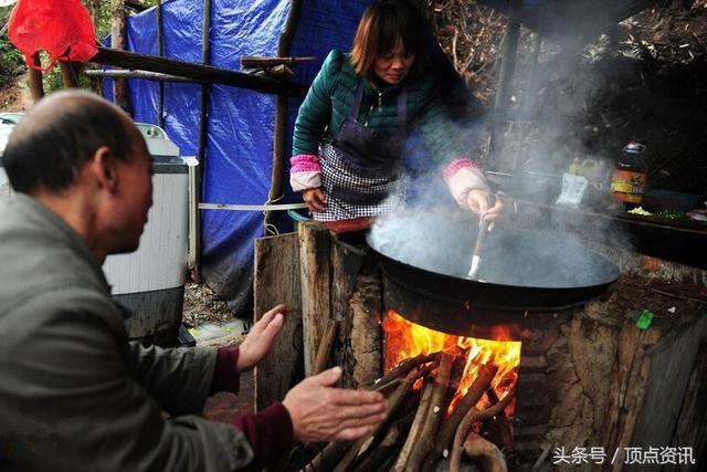 走在景区悬崖峭壁之间