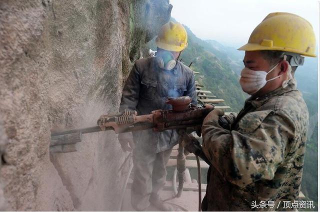 走在景区悬崖峭壁之间