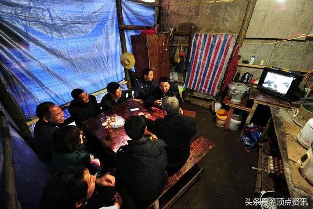 走在景区悬崖峭壁之间