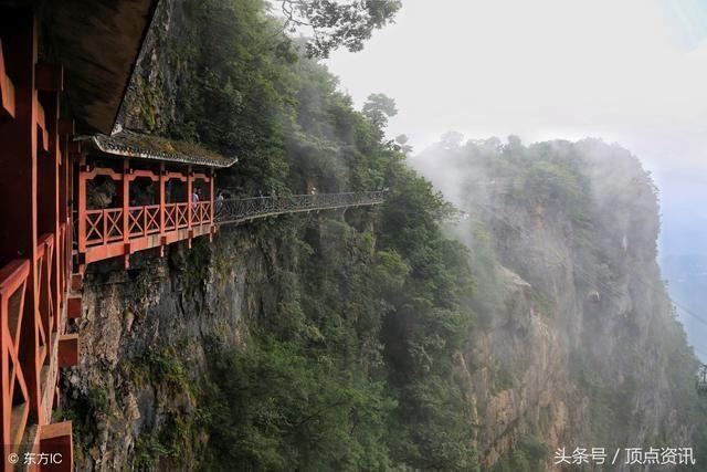 走在景区悬崖峭壁之间