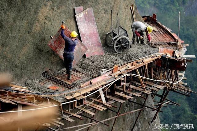 走在景区悬崖峭壁之间