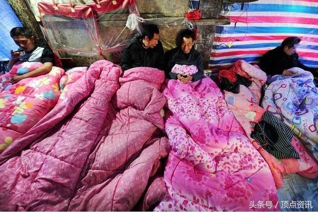 走在景区悬崖峭壁之间