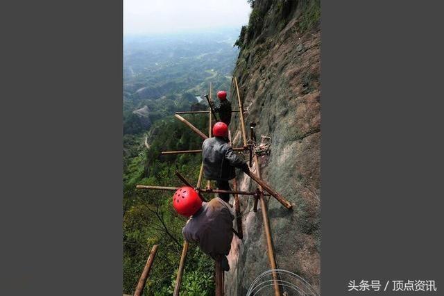 走在景区悬崖峭壁之间