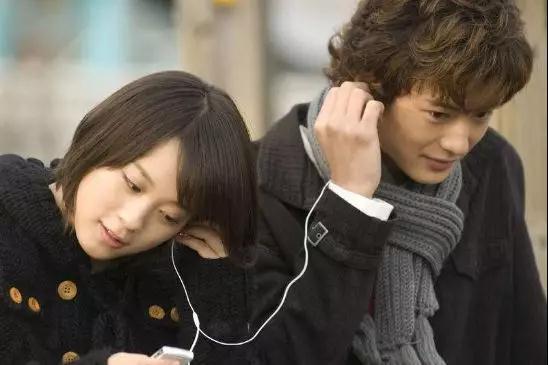 日久生情和一见钟情哪个好 一见钟情和日久生情哪个靠谱