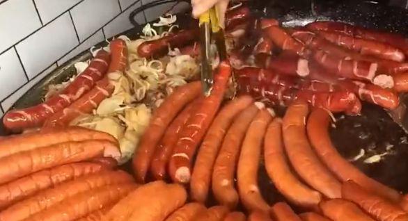 火腿肠真的用“死猪肉”制作而成?看完生产全过程,你还敢吃吗