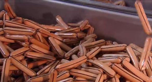 火腿肠真的用“死猪肉”制作而成?看完生产全过程,你还敢吃吗