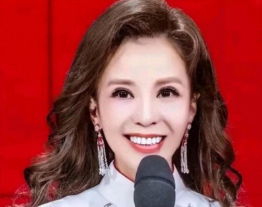 ​51岁央视主持人朱迅，抗癌工作13年，如今放飞自我，选择游览世界