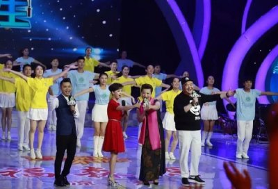 ​庞晓戈穿粉色衣服主持央视中秋晚会，非常中国风，复古又减龄