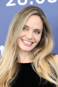 ​她主演传记片获好评，让女儿放弃父姓，才49岁太瘦