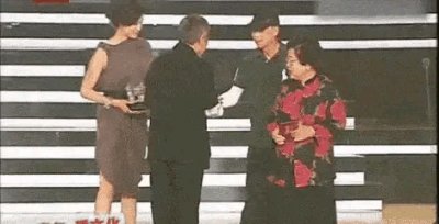 ​震惊！在颁奖典礼上赵本山怒扇冯小刚！