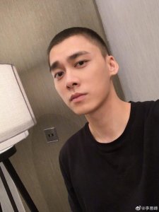 ​帅哥流行剃寸头！李易峰新造型 为新剧草草变早早