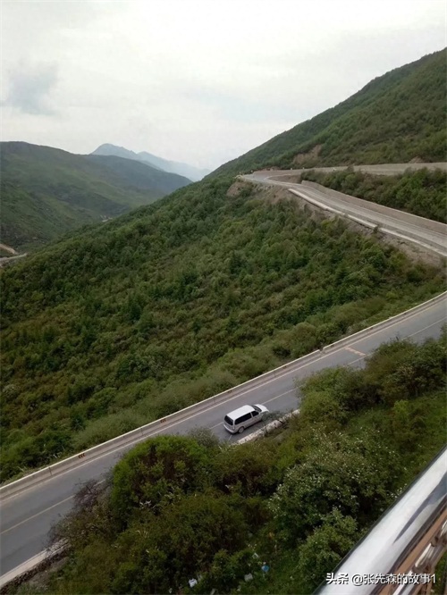 最美乡间公路之“山路十八弯”。