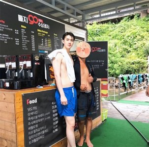 ​吴世勋水上乐园游玩照曝光 皮肤白亮清爽帅气