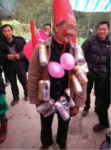 ​四川奇葩婚俗 新郎父亲遭恶搞成“烧火佬”