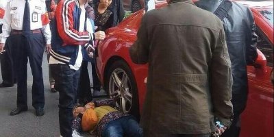 ​老太碰瓷保时捷被民众抬走，车主要给500元被拦住