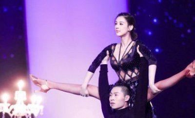 ​黄圣依 “空中一字马”惊呆网友 盘点“一字马”女星