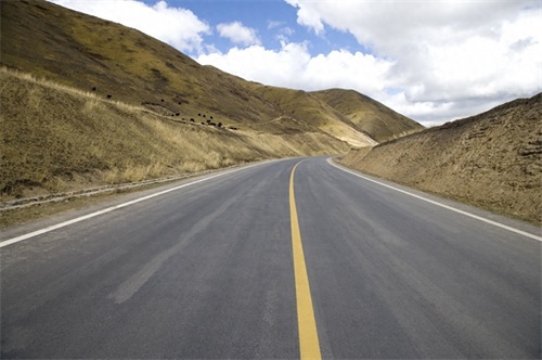 美国50号公路，全长853英里，是美国最荒凉的公路之一