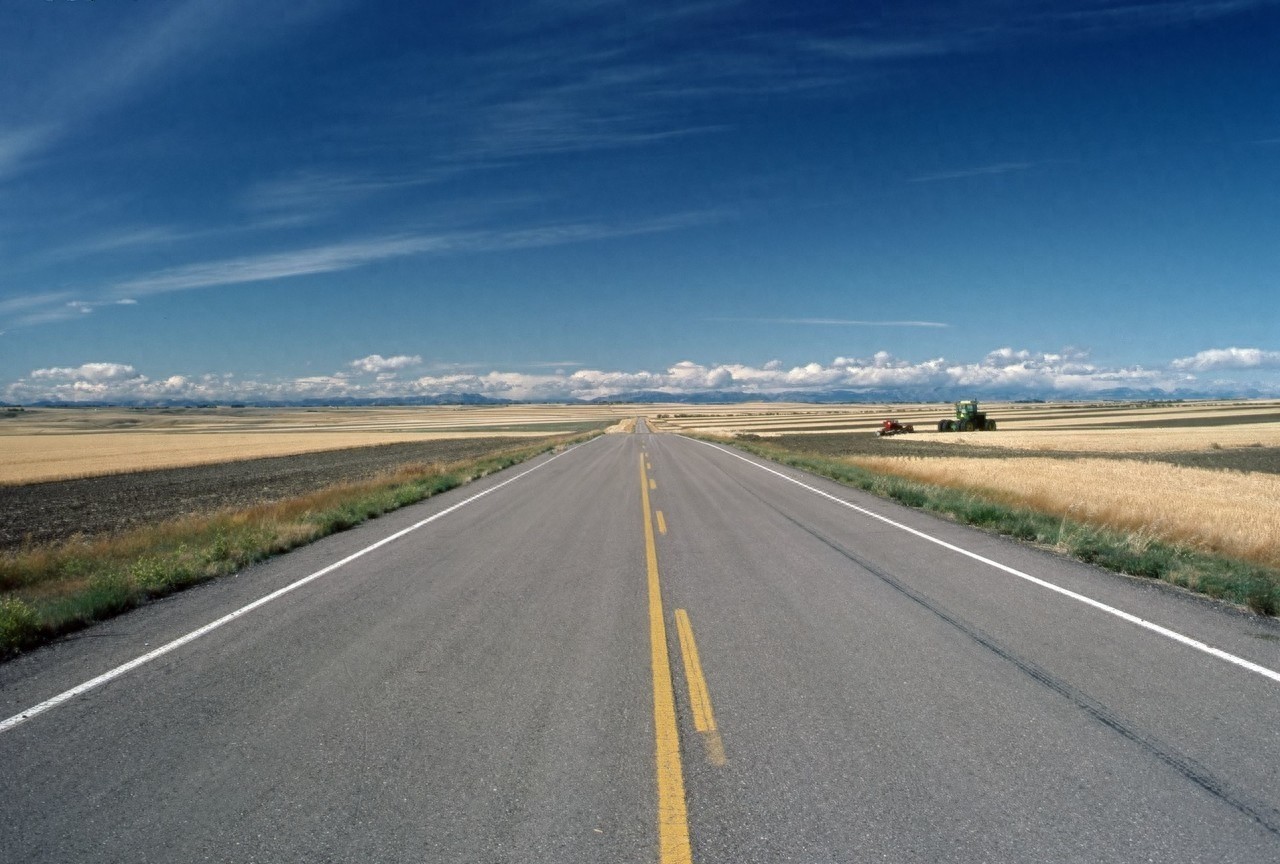 美国50号公路，全长853英里，是美国最荒凉的公路之一