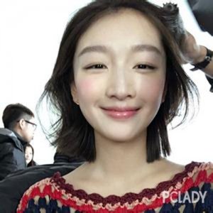 ​周冬雨私底下烟不离手？感觉跟她一直以来的清纯形象差别很大啊