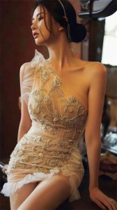 ​梦娜：白嫩吊带丝绸长裙，性感身姿美艳绝伦