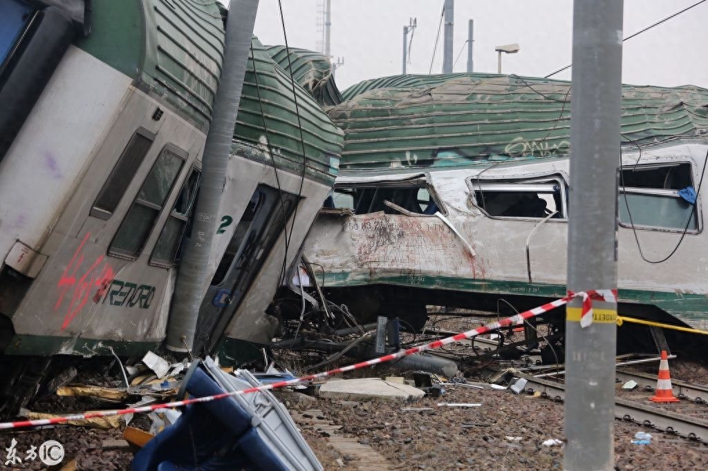 实拍:意大利火车脱轨,车厢严重变形,造成多人死亡