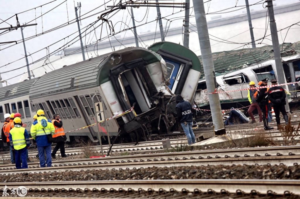 实拍:意大利火车脱轨,车厢严重变形,造成多人死亡