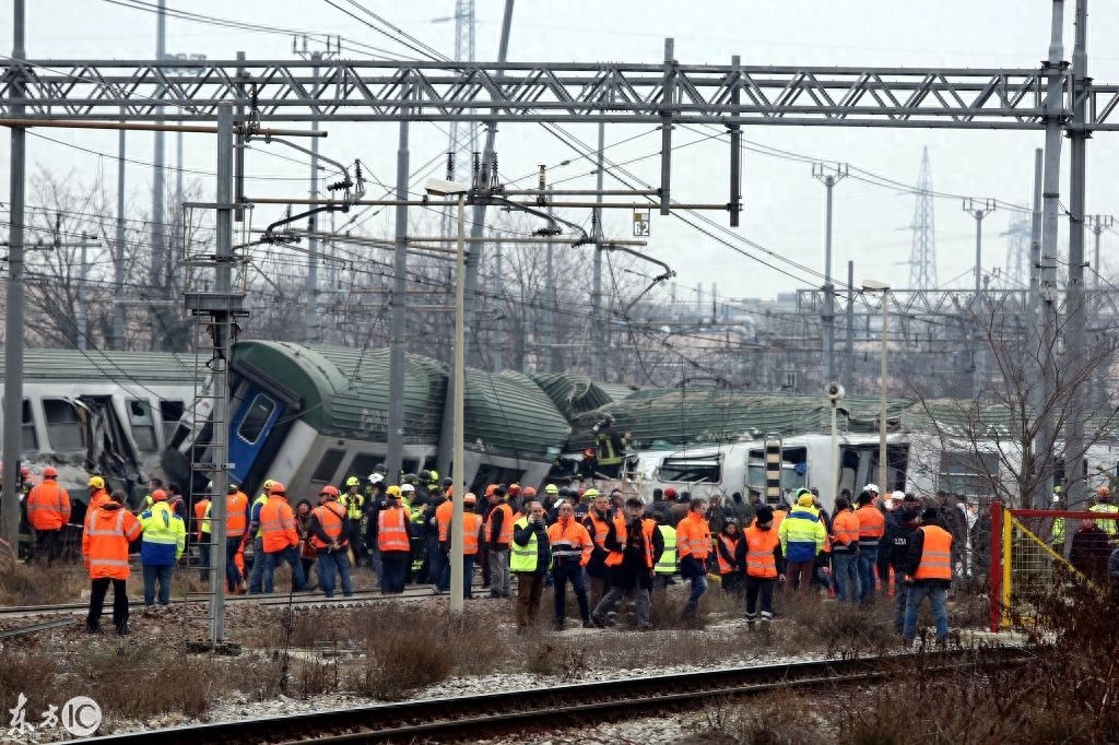 实拍:意大利火车脱轨,车厢严重变形,造成多人死亡