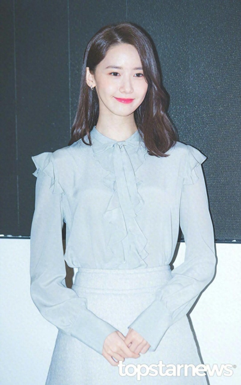 林允儿的短发造型，气质淡雅笑容温婉