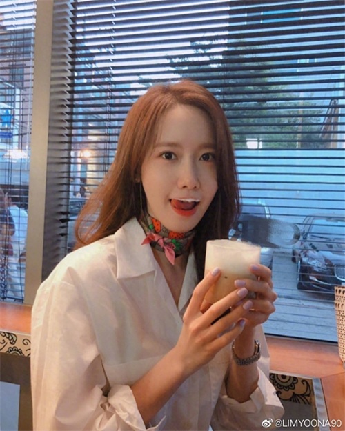 林允儿的短发造型，气质淡雅笑容温婉