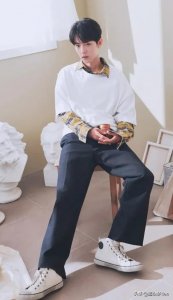 ​肖战高清壁纸：等待是一个很迷人的词，热爱可抵岁月漫长