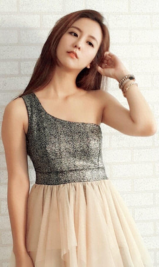 校花出身的周晓涵,个性率真,独立有主见