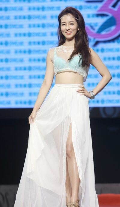 校花出身的周晓涵,个性率真,独立有主见