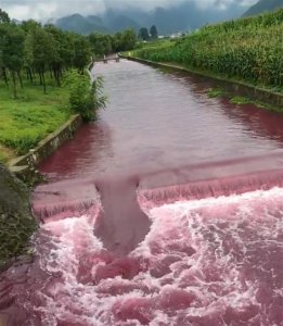 ​贵州遵义一处河水变红，官方：雨水冲刷颜料，已恢复正常