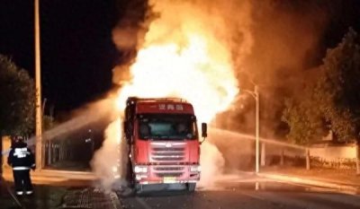 ​江西上饶一货车装满双十一快递起火，10吨包裹被烧毁